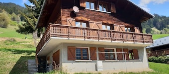 Family-Friendly Chalet, 4 Bedrooms, Sleeps 12, Ski-in/Ski-out, Stunning Mountain Views