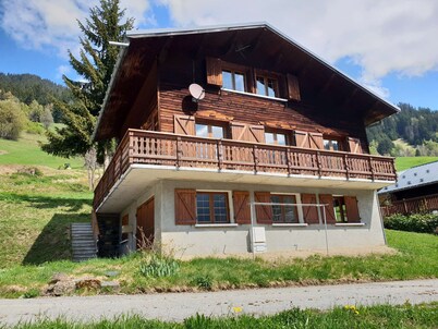 Family-Friendly Chalet, 4 Bedrooms, Sleeps 12, Ski-in/Ski-out, Stunning Mountain Views