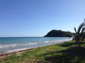 Playa en los alrededores, camastros y toallas de playa 