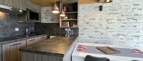 Køleskab, mikrobølgeovn, opvaskemaskine, kaffe-/temaskine