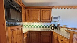 Coffee/tea maker, fridge, microwave, oven - Spacious 4-Room Apt in Preyerand, Ski-In/Ski-Out, Balcony, Parking, WiFi, Sleeps 6 (Les Menuires)