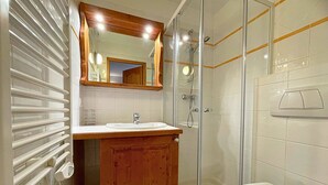 Hair dryer - Spacious 4-Room Apt in Preyerand, Ski-In/Ski-Out, Balcony, Parking, WiFi, Sleeps 6 (Les Menuires)