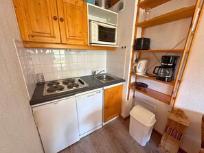 Geladeira, fogão, lava-louças, cafeteira/chaleira