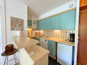 Een koelkast, een oven, een vaatwasser, een koffiezetapparaat/waterkoker