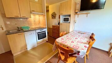 Réfrigérateur, micro-ondes, lave-vaisselle, cafetiÚre/bouilloire