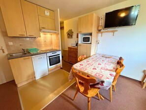 Fridge, microwave, dishwasher, coffee/tea maker