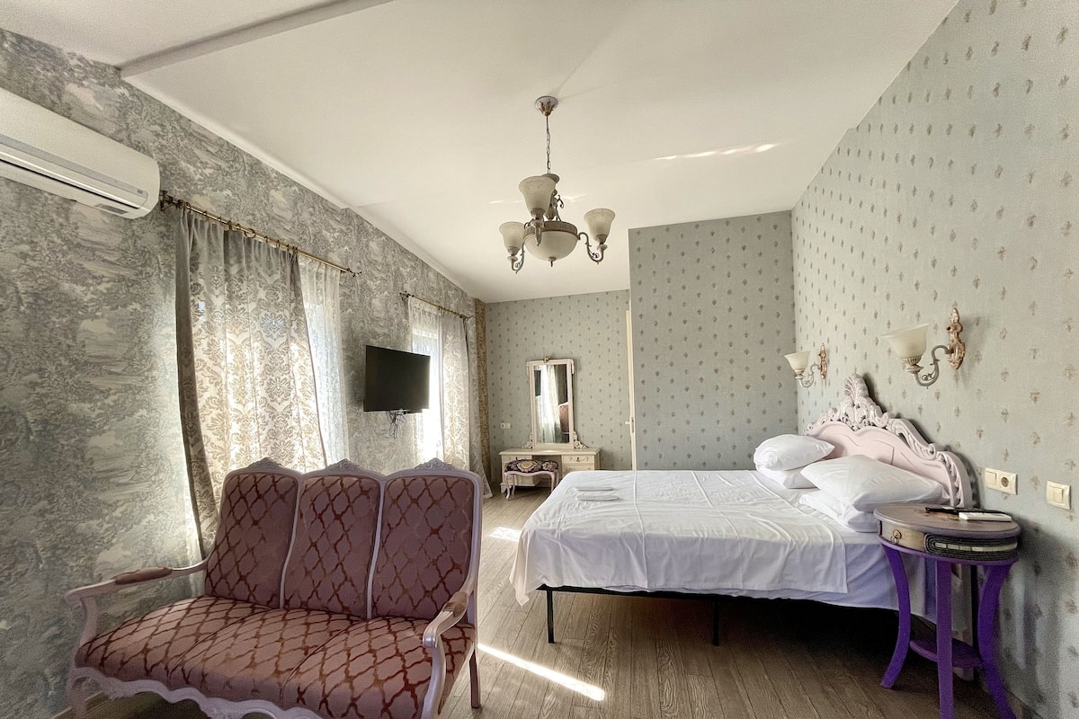 Signature tweepersoonskamer | Individueel gedecoreerd, individueel gemeubileerd, babybedden