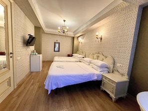 Design Quadruple Room