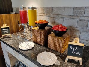Se ofrece un desayuno bufé todos los días (por un coste adicional)