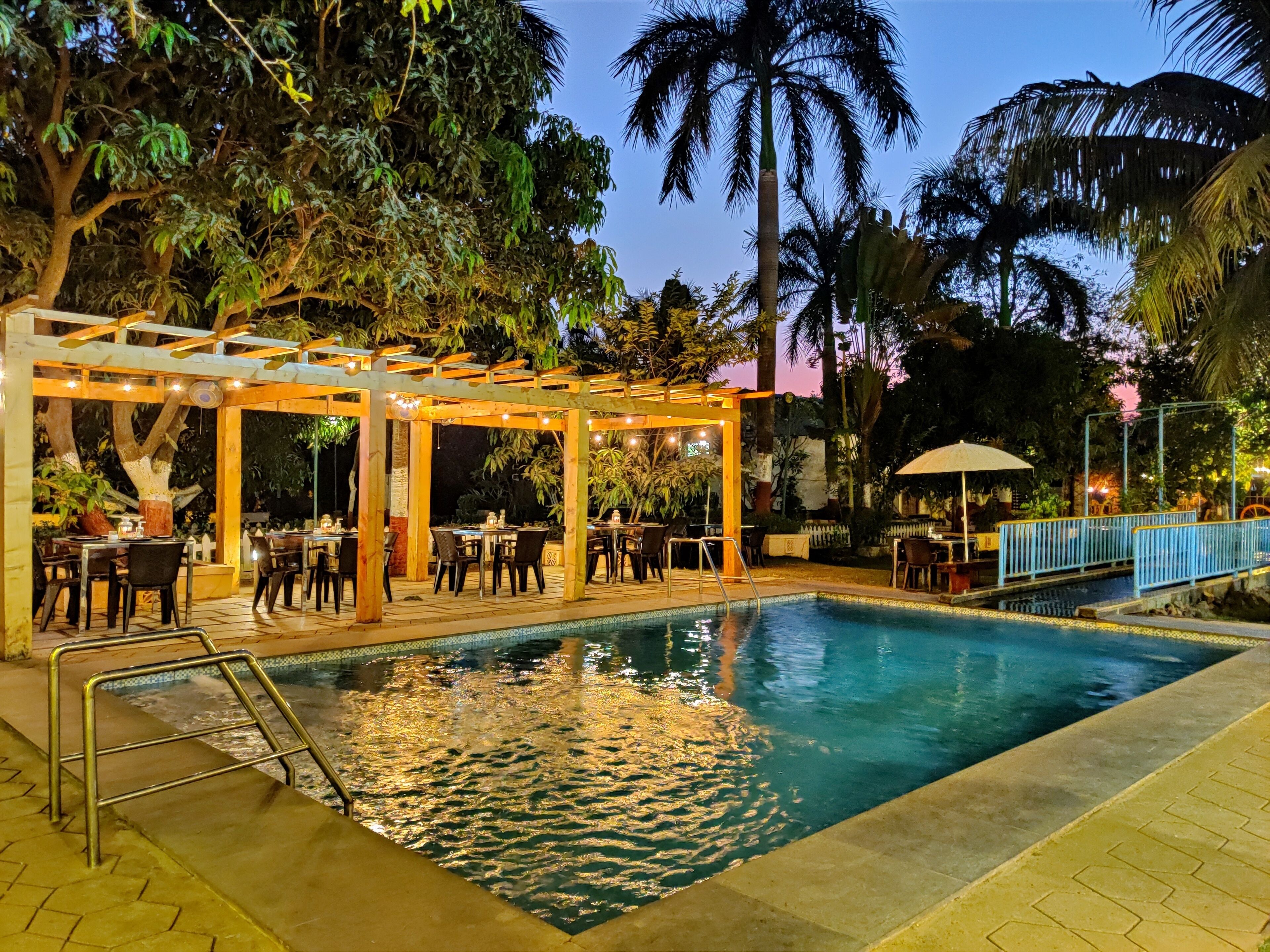 2 piscinas al aire libre, camas de piscina gratis, sombrillas