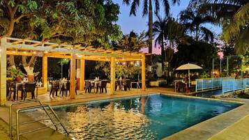 2 piscinas al aire libre, camas de piscina gratis, sombrillas