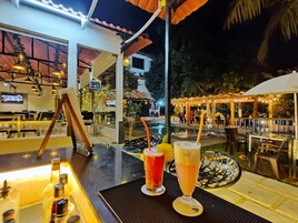 Bar junto a la piscina