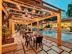 2 piscinas al aire libre, camas de piscina gratis, sombrillas