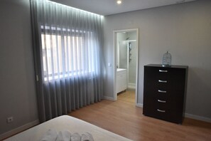 3 عدّة غرف نوم ومكتب وتجهيزات عازلة للصوت ومكواة/لوح كي