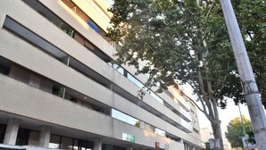 Un estacionamiento de varios pisos con un diseño moderno, que presenta fachada de ladrillo y múltiples niveles.