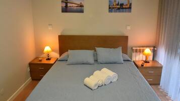 3 bedrooms, desk, soundproofing, iron/ironing board