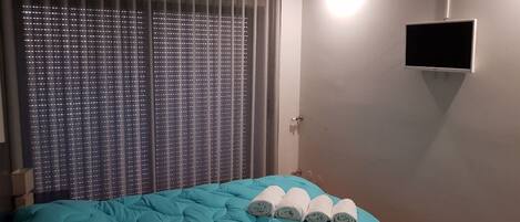 3 chambres, bureau, chambres insonorisées, fer et planche à repasser