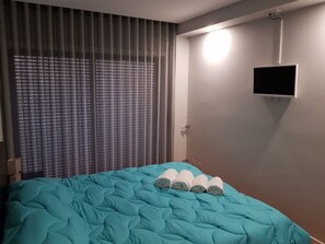3 bedrooms, desk, soundproofing, iron/ironing board