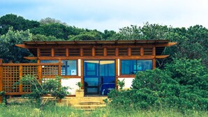 A traditional Japanese-style house with a wooden structure, large windows, and a garden setting. - Sky Island Resort (Ponta d'Ouro)