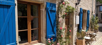 A charming pet friendly country house with modern amenities.