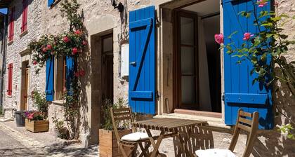 Une charmante maison de campagne avec des équipements modernes.