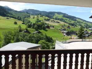 Vista de un paisaje montañoso con casas y una obra en construcción.