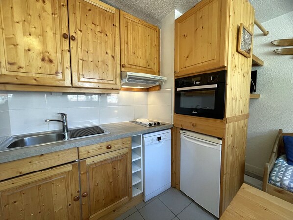 Fridge, oven, dishwasher, coffee/tea maker