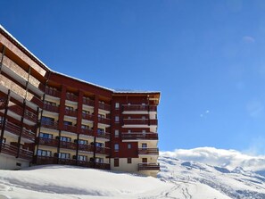 Exterior - Charming Ski-In/Ski-Out Apartment for 5 with Balcony, Near Restaurants and Free Shuttle (Les Menuires)