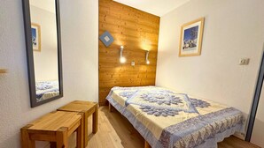 1 bedroom - Charming Ski-In/Ski-Out Apartment for 5 with Balcony, Near Restaurants and Free Shuttle (Les Menuires)