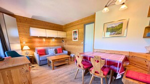 TV - Charming Ski-In/Ski-Out Apartment for 5 with Balcony, Near Restaurants and Free Shuttle (Les Menuires)