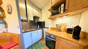 Coffee/tea maker, fridge, microwave, dishwasher - Charming Ski-In/Ski-Out Apartment for 5 with Balcony, Near Restaurants and Free Shuttle (Les Menuires)