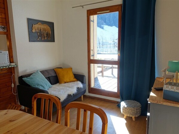 TV - Cozy 3BR Apartment for 4-6 with Terrace, Pool Access, and Mountain Views in Arêches-Beaufort (Arêches-Beaufort)