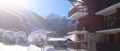 المنشأة من الخارج