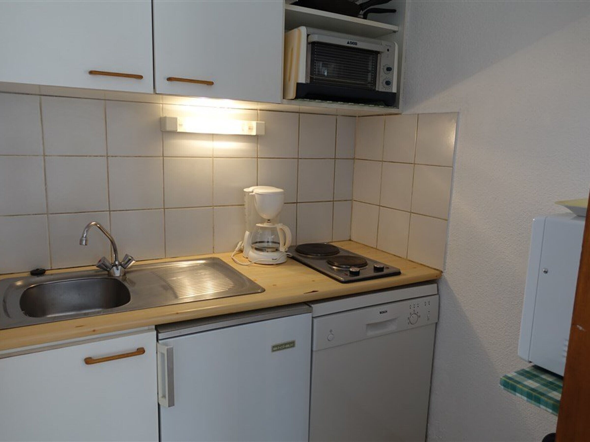 Kjøleskap, mikrobølgeovn, oppvaskmaskin og kaffetrakter/tekoker