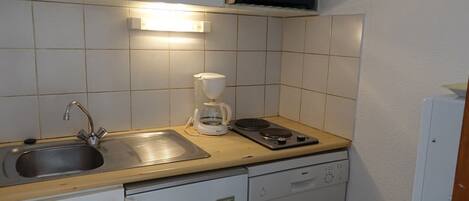 冷蔵庫、電子レンジ、食器洗い機、コーヒー / ティーメーカー