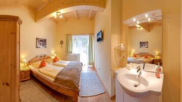 2 bedrooms, in-room safe, iron/ironing board, WiFi