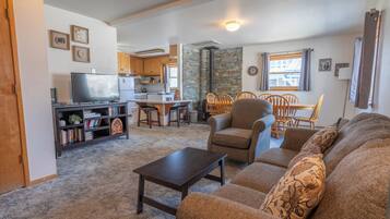 Televisio, DVD-soitin, kirjoja