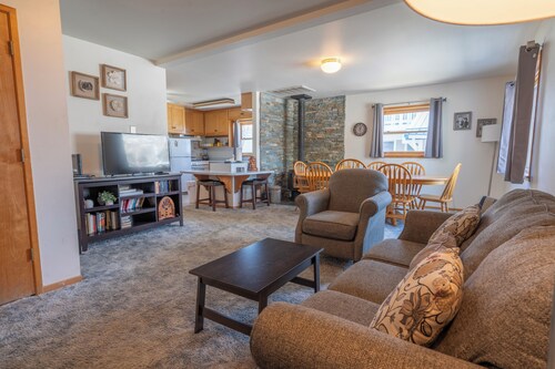 June Lake Lodge- Centrally located - short walk to JLB, The General Store, both Gull and June Lakes