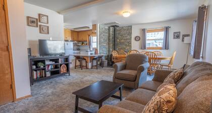 June Lake Lodge- Centrally located - short walk to JLB, The General Store, both Gull and June Lakes