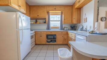 KĂŒhlschrank, Mikrowelle, Ofen, Herdplatte