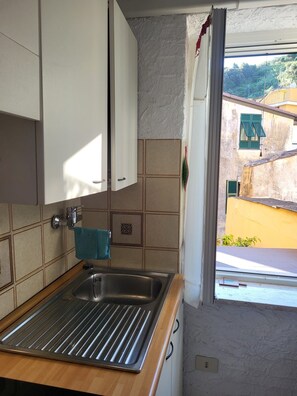 Fridge, microwave, oven, stovetop - Quiet and independent small apartment CIN. IT011019C24QB2TBIQ (Monterosso al Mare)