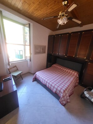 1 bedroom, bed sheets
