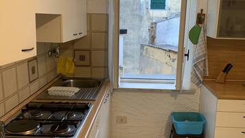 Frigorifero, microonde, forno, piano cottura