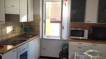 Frigorifero, microonde, forno, piano cottura