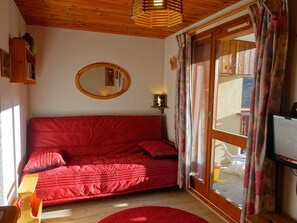TV - Charming 4-5 Person Apartment, Well-Equipped, Central Location, Elevator, 50m to Slopes & Shops (Arêches-Beaufort)