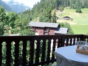 Outdoor dining - Charming 4-5 Person Apartment, Well-Equipped, Central Location, Elevator, 50m to Slopes & Shops (Arêches-Beaufort)
