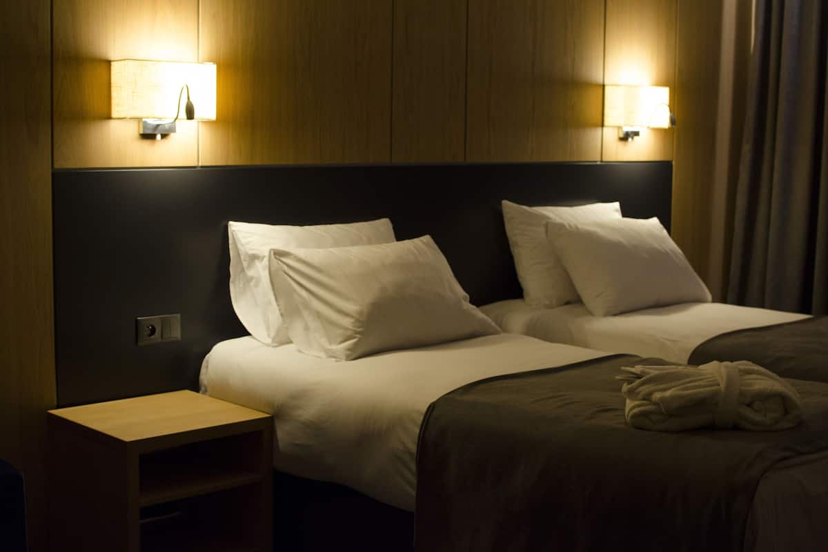Luxe beddengoed, een minibar, een kluis op de kamer, een bureau