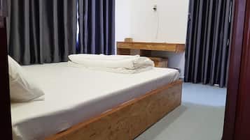 Private Room | 1 bedroom, iron/ironing board, rollaway beds, free WiFi