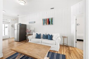 Smart-tv, een open haard en boeken