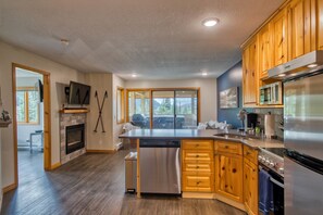 Réfrigérateur, micro-ondes, plaque de cuisson, lave-vaisselle